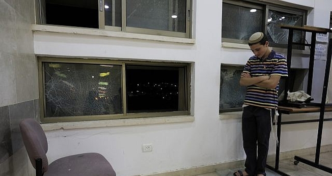 Um dos estudantes que estava dentro de uma escola religiosa judaica em Sderot, Israel, depois de ter sido atingido por um foguete lançado da Faixa de Gaza, quinta-feira, 13 de junho de 2019. (Foto: Tsafrir Abayov/AP)