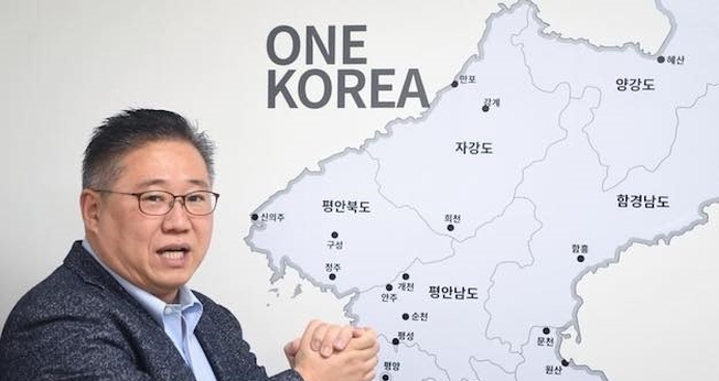 Pastor Kenneth Bae com um mapa mostrando uma Coreia unificada. (Foto: Kenneth Bae/Facebook)