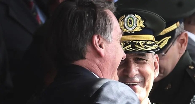 Presidente Jair Bolsonaro cumprimenta o general Luiz Eduardo Ramos. (Foto: Werther Santana/Estadão)
