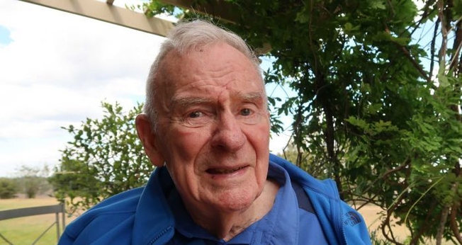 Bill Hayden em sua casa em Queensland, na Austrália. (Foto: ABC News/Amy Donaldson)