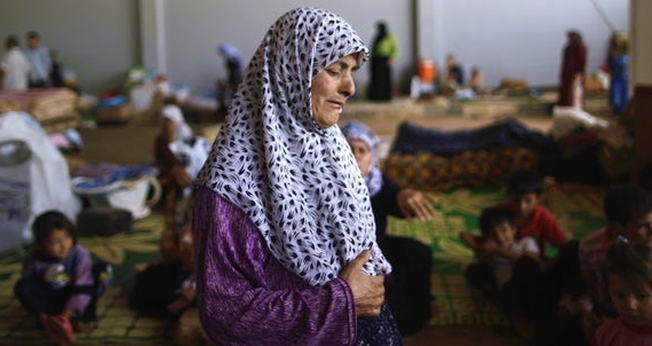 Imagem ilustrativa. Idosa síria, que fugiu de casa devido à guerra, se refugia com outras famílias na Síria. (Foto: AP/Muhammed Muheisen)