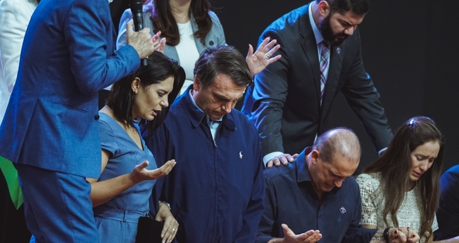 Presidente Jair Bolsonaro recebe oração ao lado da primeira-dama, do ministro Onyx  Lorenzoni e sua esposa. (Foto: Gabriel de Souza/Sara Nossa Terra)