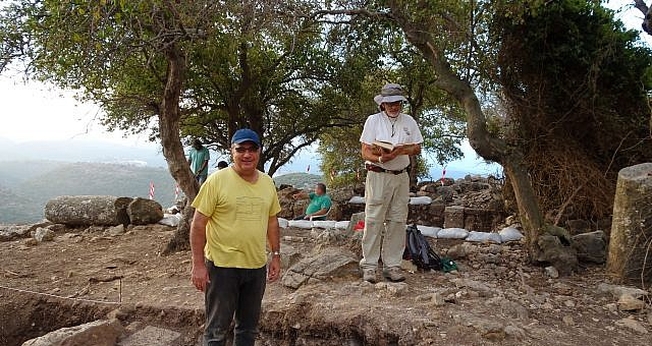 O historiador Jacob Ashkenazi e o arqueólogo Mordechai Aviam, que lideram as escavações da igreja primitiva da Galileia. (Foto: Mordechai Aviam)