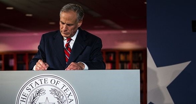 Governador Greg Abbott assina lei para proteger bebês de aborto malsucedido. (Foto: Nick Wagner/Austin American-Statesman/AP)