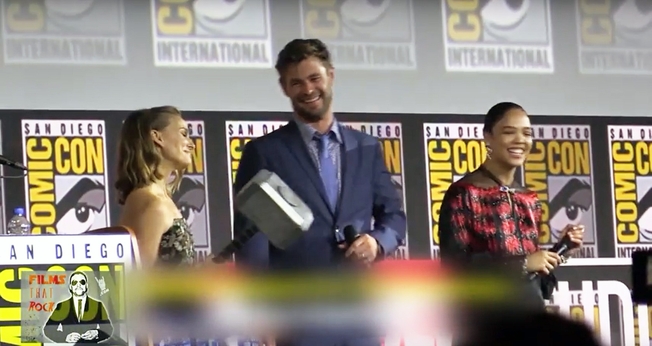 Natalie Portman com o martelo do Thor na apresentação do filme na San Diego Comic-Con. (Foto: Reprodução/YouTube)