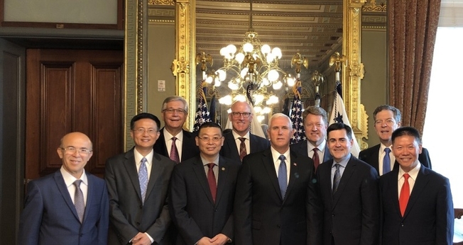 Vice-presidente dos EUA, Mike Pence, com defensores da Mesa Redonda da Liberdade Religiosa Internacional. (Foto: Casa Branca)
