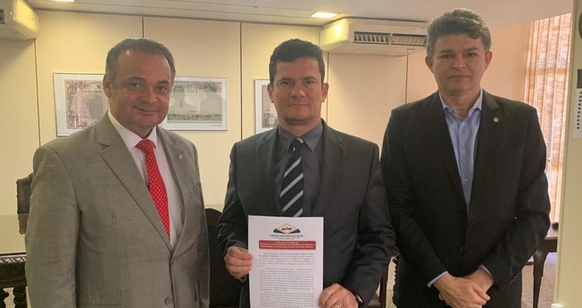 Os deputados federais Roberto de Lucena (Esq) e José Medeiros com o ministro da Justiça e Segurança Pública, Sergio Moro. (Foto: Reprodução/Assessoria)