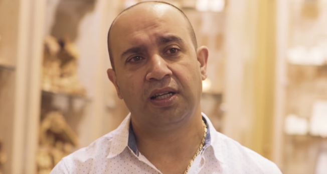 A família  do comerciante palestino Zak Mishriky está em Israel há mais de 300 anos. (Foto: Israel Collective/YouTube)