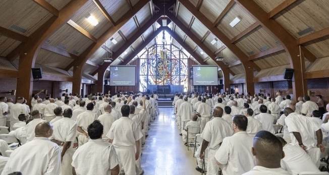 Centenas de presos se reúnem para culto da Igreja Gateway na H. H. Coffield, no Texas. (Foto: Reprodução/Igreja Gateway)