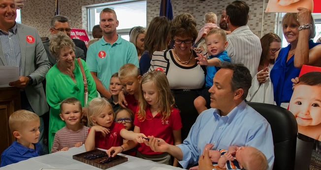 Governador do Kentucky, Matt Bevin, assinou quatro projetos pró-vida. (Foto: Reprodução/Owensboro Times)