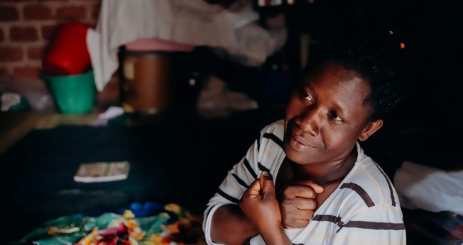 Africana surda evangelizada por linguagem de sinais. (Foto: Reprodução/Deaf Bible Society)