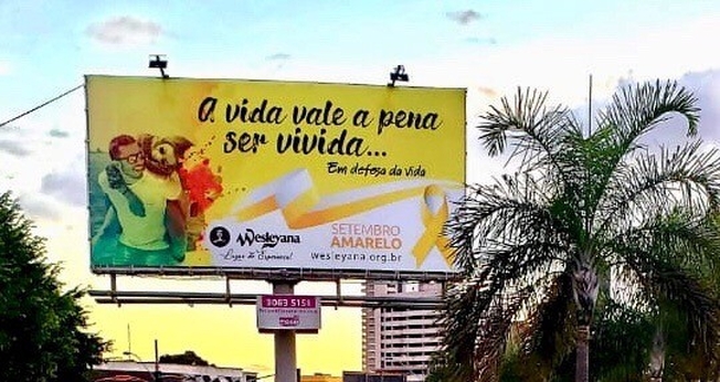 Totem com mensagem do “Setembro Amarelo” na campanha criada pela Igreja Wesleyana de Vila Velha (ES). (Foto: Reprodução/Facebook)