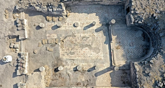 Vista aérea das ruínas que mostram o piso da igreja provavelmente do século VI. (Foto: Reprodução/Arleta Kowalewska)