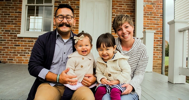 Jonathan Hayashi e sua esposa Kennedi têm duas filhas, Kaede e Anna, e estão adotando um menino na Bulgária. (Foto: Reprodução/BP Press)