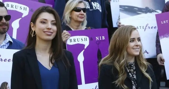 Joanna Duka e Breanna Koski à frente da Corte Suprema do Arizona em 22 de janeiro de 2019. (Foto: Ross D. Franklin / AP Photo)