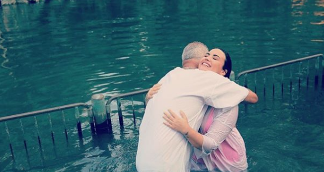 Demi Lovato foi batizada no rio Jordão, durante viagem a Israel. (Foto: Reprodução/Instagram)
