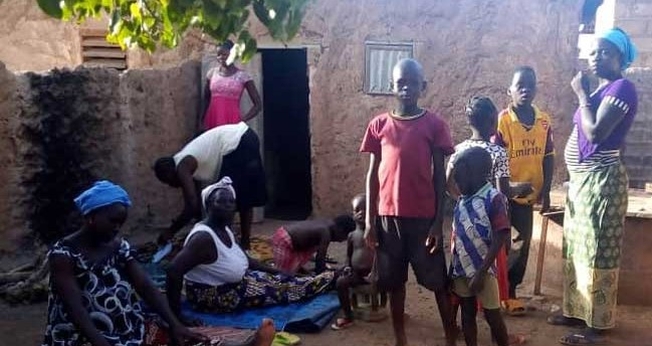 Mulheres e crianças cristãs que fugiram dos ataques em Burkina Faso. (Foto: Reprodução/BF)