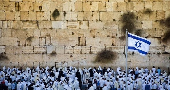 Judeus no Muro das Lamentações para o Dia do Perdão. (Foto: Reprodução/Daily Express)