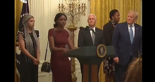 A jovem Mahlet, de origem etíope, faz oração por Trump na Casa Branca. (Foto: Reprodução/Twitter)