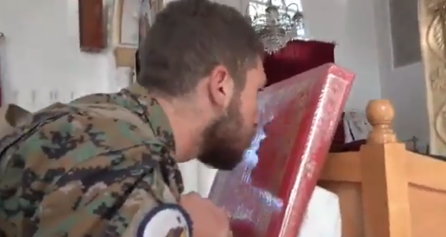 Soldados cristãos sírios vão à igreja antes de enfrentar a Turquia. (Foto: Twitter/Coordination & Military Ops Center - SDF)