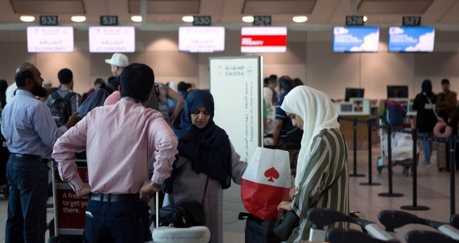 Fila para fazer o check-in de um voo no aeroporto internacional de Toronto para Riade, na Arábia Saudita. (Foto: VOA) 