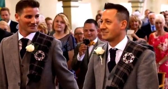 Casamento entre homens irlandeses. (Foto: Reprodução/Premier)