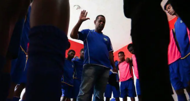 Pastor Ilmar faz oração junto com os jogadores do CAAC. (Foto: Wilton Junior/Estadão)