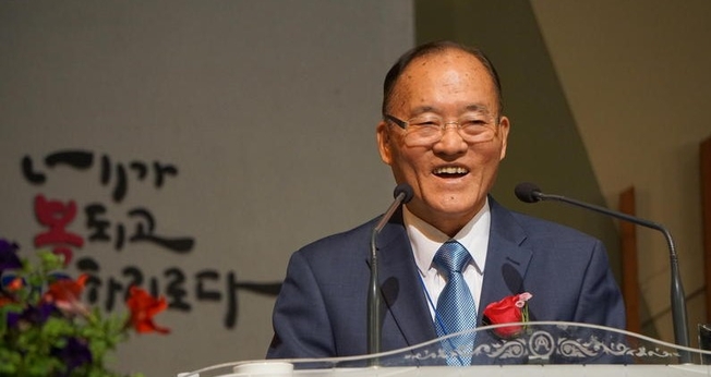 Pastor John Yoon, em sua cerimônia de aposentadoria em Lynnwood. (Foto: Gabriel Spitzer / KNKX)