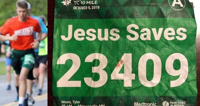 Tyler Moon durante a corrida e a identificação com seu número e o nome escolhido ‘Jesus salva’. (Foto: Reprodução/Tyler Moon)