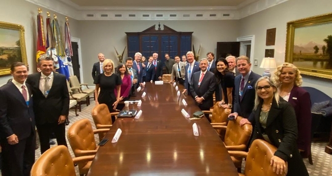 Pastores reunidos na sala Roosevelt, na Casa Branca. (Foto: Reprodução/Instagram)