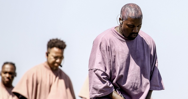 Kanye West se ajoelha durante 'Jesus Walks' no show 'Sunday Service' no Coachella, na Califórnia. (Foto: Rich Fury/AFP)