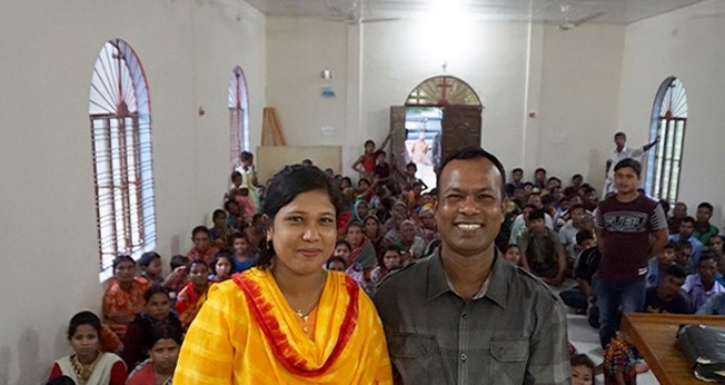 O pastor Roy e sua esposa, Swopna, com sua próspera congregação no prédio da igreja fornecido por Barnabas. (Foto: Reprodução/Barnabas Fund)