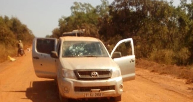 Um dos veículos cravejado de balas no ataque dos jihadistas ao comboio de funcionários no sudeste de Burkina Faso. (Foto: Reprodução/Barnabas Fund)