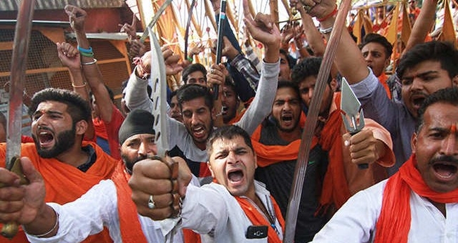 Radicais hindus em posição de ataque. (Foto: Reprodução/India Times)