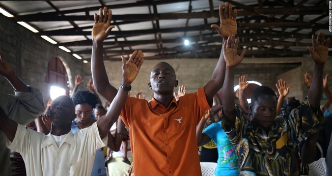 Cristãos em momento de adoração no Oeste da África. (Foto: John Moore/Getty Images)