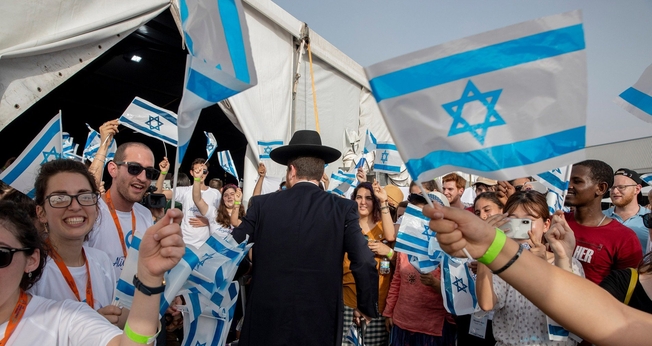 Imigrantes judeus, principalmente da França, recebidos calorosamente em Tel Aviv, em 17 de julho de 2019. (Foto: Reprodução/National Geographic Brasil)