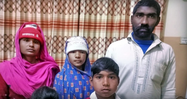 Forçadas a trabalhar, famílias cristãs são acorrentadas para impedir fuga. (Foto: Reprodução/Claas)