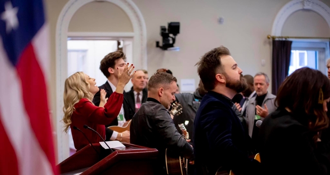 Líderes de louvor da Igreja Bethel, Brian e Jenn Johnson, lideram louvor na Casa Branca. (Foto: Jonathan Williams/Instagram)