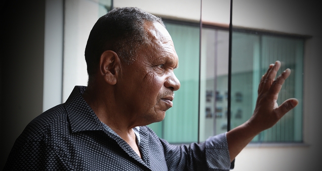 Osvaldo Henrique da Costa decidiu fechar o bar para servir como igreja. (Foto: Renata Paes)