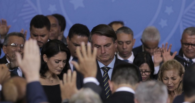 O presidente Jair Bolsonaro e a primeira-dama Michelle participam de um culto de ação de graças no Palácio do Planalto. (Foto: Reprodução/EBC)