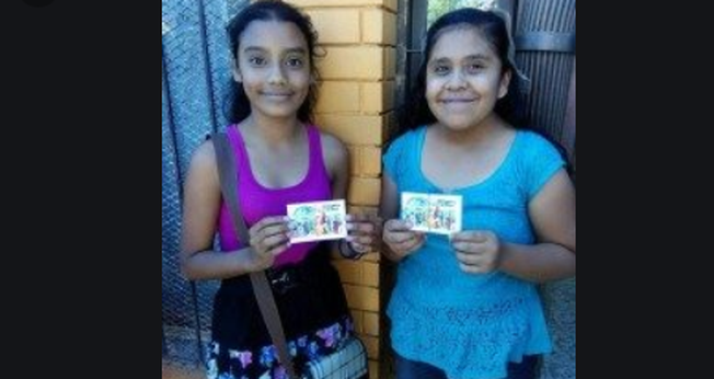 Crianças mostram folheto com mensagem cristã. (Foto: Reprodução/MNN)