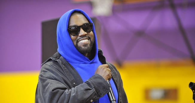 Kanye West celebrou um ano do Sunday Service com moradores de rua, em Los Angeles. (Foto: Valerie Goodloe/L.A. Sentinel)