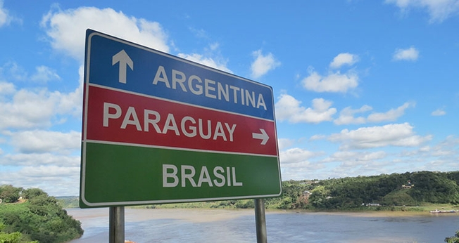 Placa indicativa dos países da Tríplice Fronteira. (Foto: Reprodução/Pinterest)