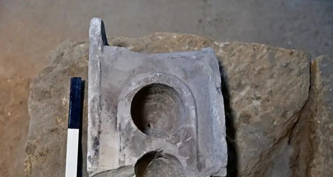 A parte superior da mesa de medição que ficava no local de comércio em Jerusalém. (Foto: Ari Levi/Autoridade de Antiguidades de Israel)
