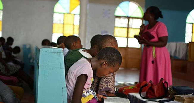 Crianças africanas leem a Bíblia. (Foto: Reprodução/Childcare Worldwide)