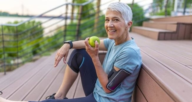 Fazer exercícios e ter uma dieta equilibrada reduz o risco de aparecimento de doenças cardiovasculares, câncer e diabetes. (Foto: Getty Images/BBC)