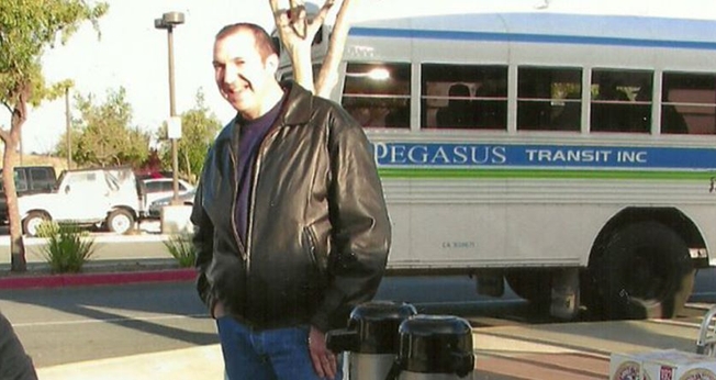 As pessoas que passam no ponto de ônibus se tornaram a segunda congregação do pastor David. (Foto: AG News)
