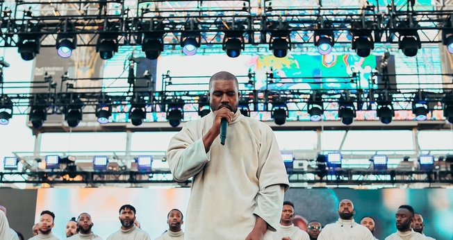 Kanye West compartilhou seu testemunho na conferência Awaken 2020, no estádio Sun Devil, em Arizona. (Foto: Awaken 2020)