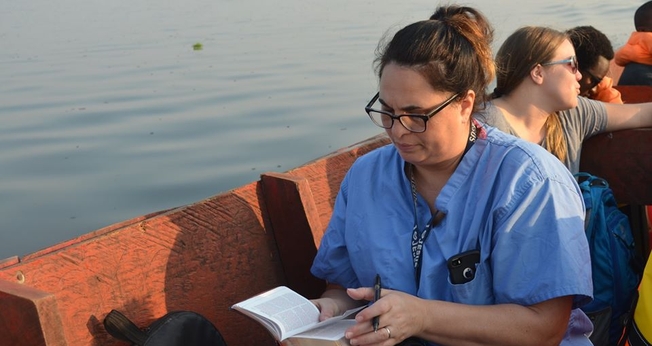 Missionária médica se locomove até ilha para atender pacientes, em Angola. (Foto: Reprodução / Calvary Chapel Entebbe)