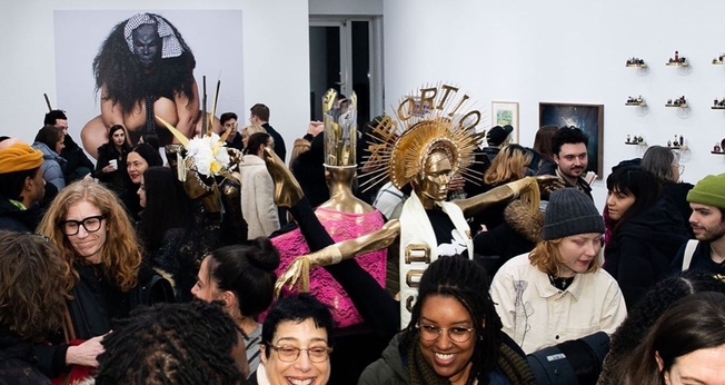 Com estátua escrito “deus” com coroa com inscrição “aborto”, grupo abortista se reúne em Nova York. (Foto: Reprodução/Instagram)